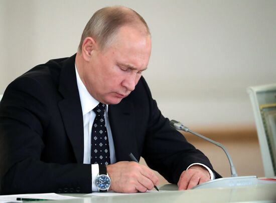 President Putin chairs meeting of State Council on regions' investment attractiveness