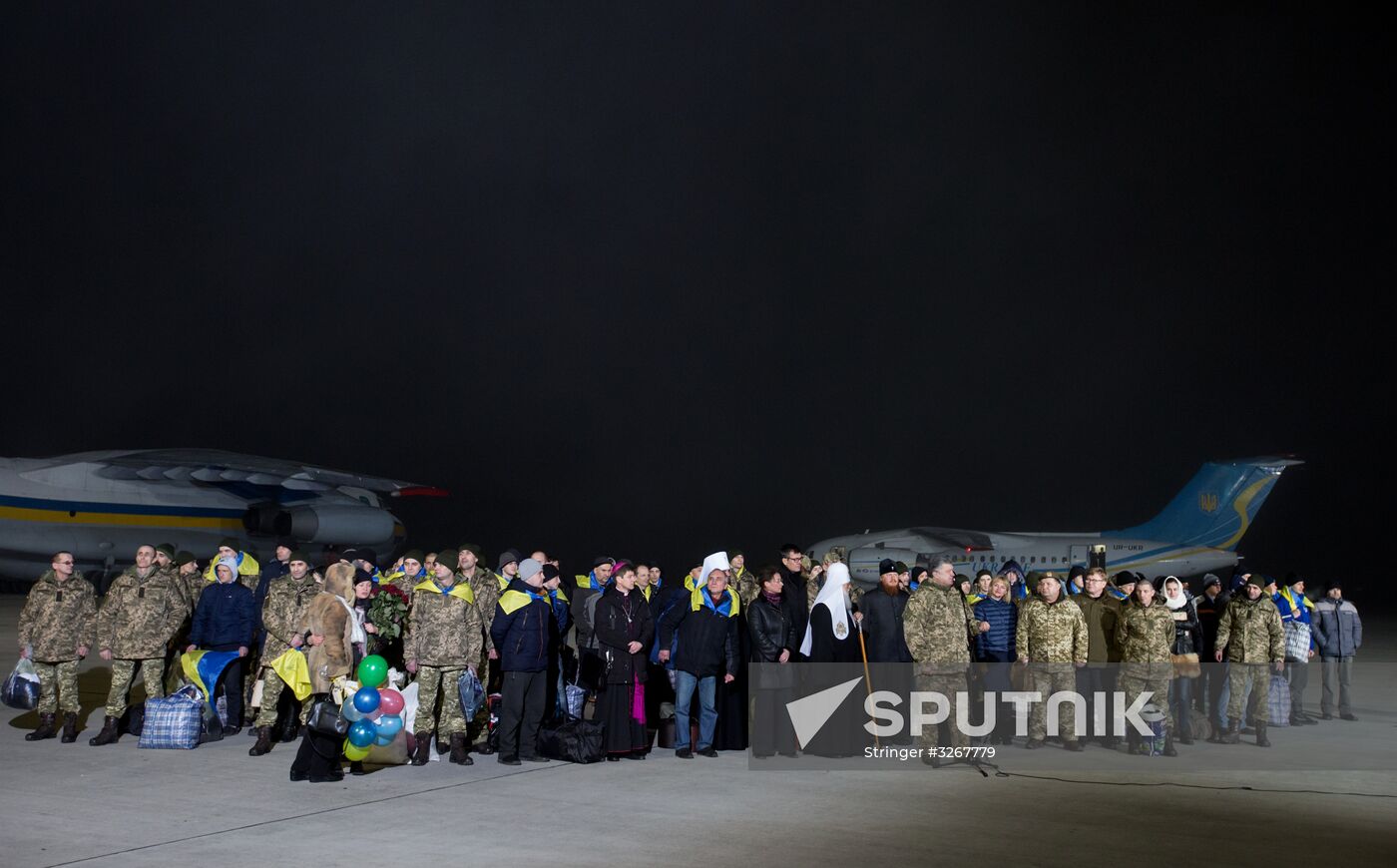 Plane with Ukrainian POWs lands near Kiev