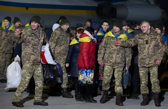 Plane with Ukrainian POWs lands near Kiev