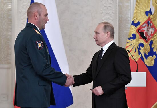 Russian President Vladimir Putin meets with service personnel who took part in counter-terrorism operation in Syria