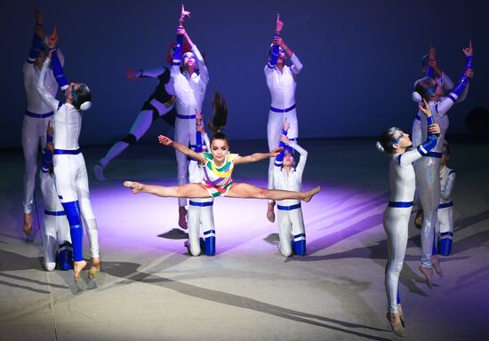 New Year show of Olympic champions 'For sport! City of future'