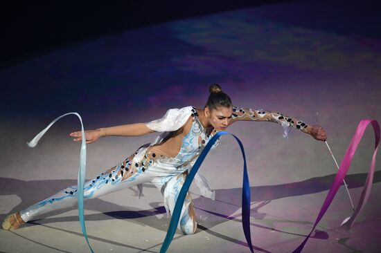 New Year show of Olympic champions 'For sport! City of future'