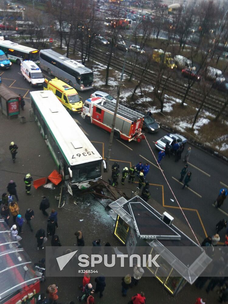 Bus crashes into bus stop in northwestern Moscow