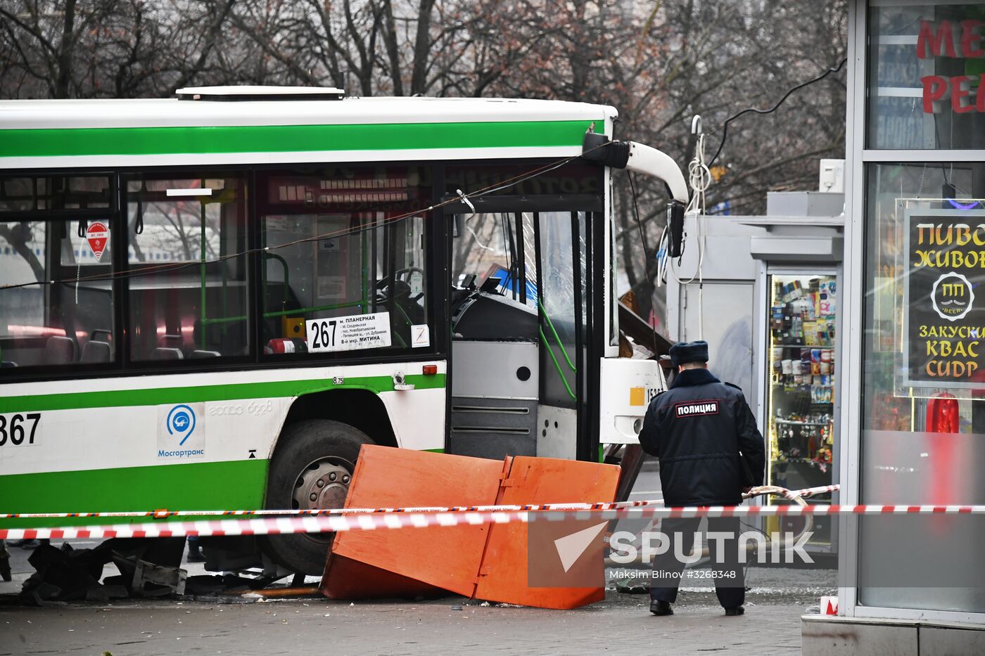Bus crashes into bus stop in northwestern Moscow