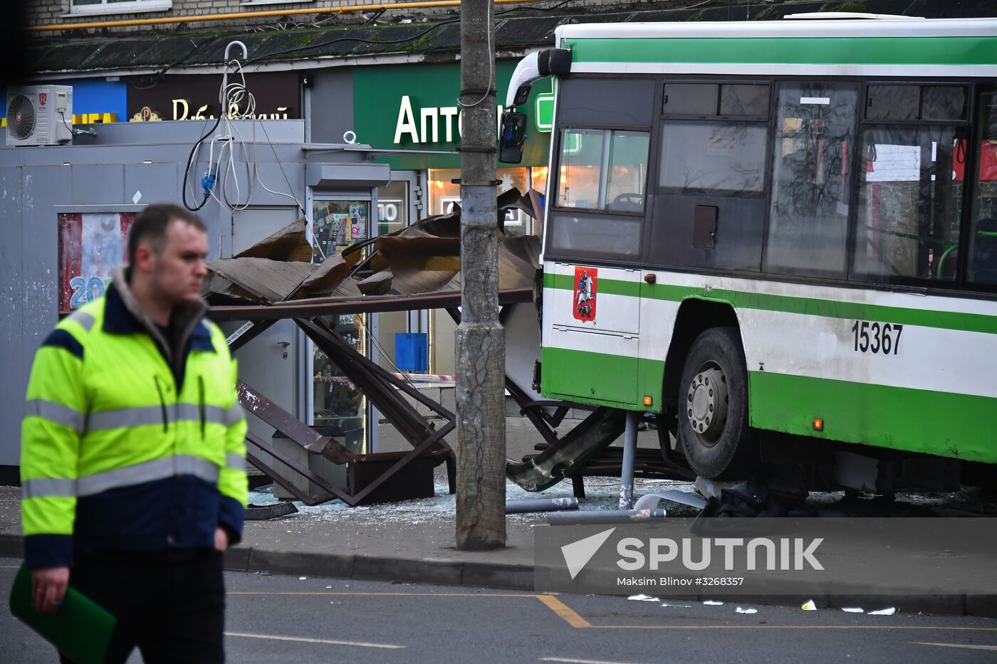 Bus crashes into bus stop in northwestern Moscow