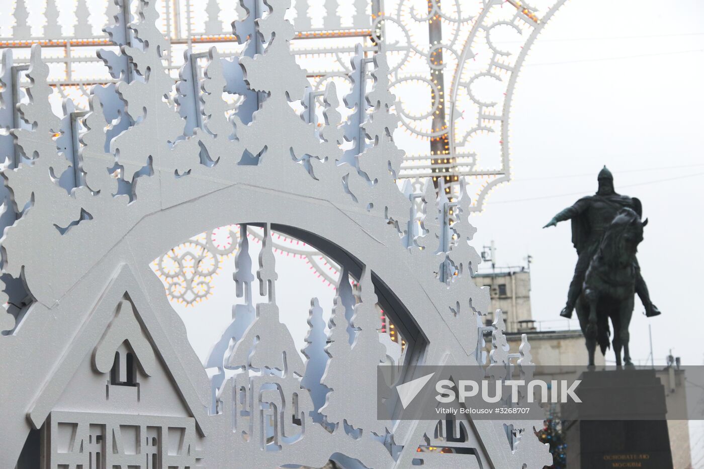 Preparations for New Year holidays in Moscow