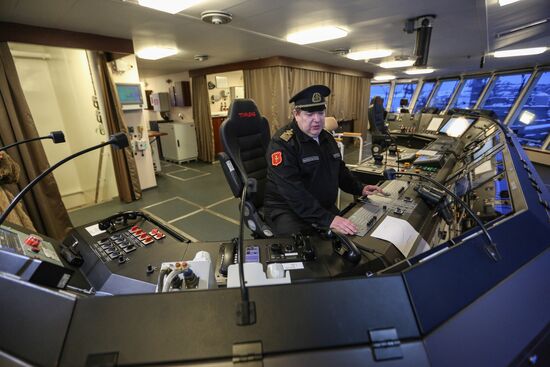 Ilya Muromets diesel electric icebreaker arrives at Northern Fleet base