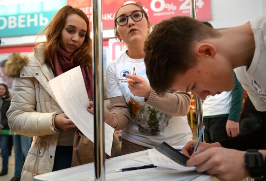 Collection of signatures supporting Vladimir Putin’s presidential bid is underway