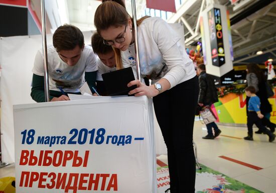 Collection of signatures supporting Vladimir Putin’s presidential bid is underway