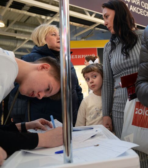 Collection of signatures supporting Vladimir Putin’s presidential bid is underway
