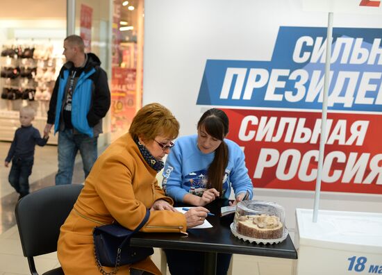 Collection of signatures supporting Vladimir Putin’s presidential bid is underway