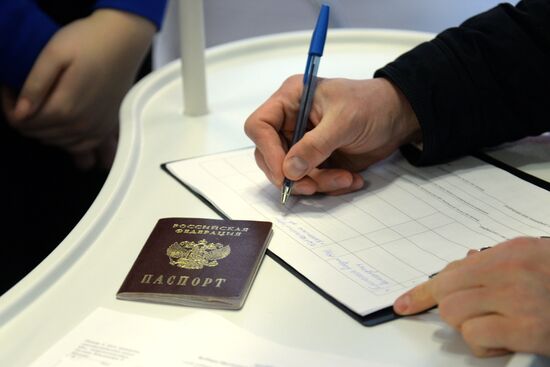 Collection of signatures supporting Vladimir Putin’s presidential bid is underway