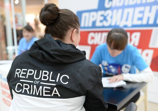 Collection of signatures supporting Vladimir Putin’s presidential bid is underway