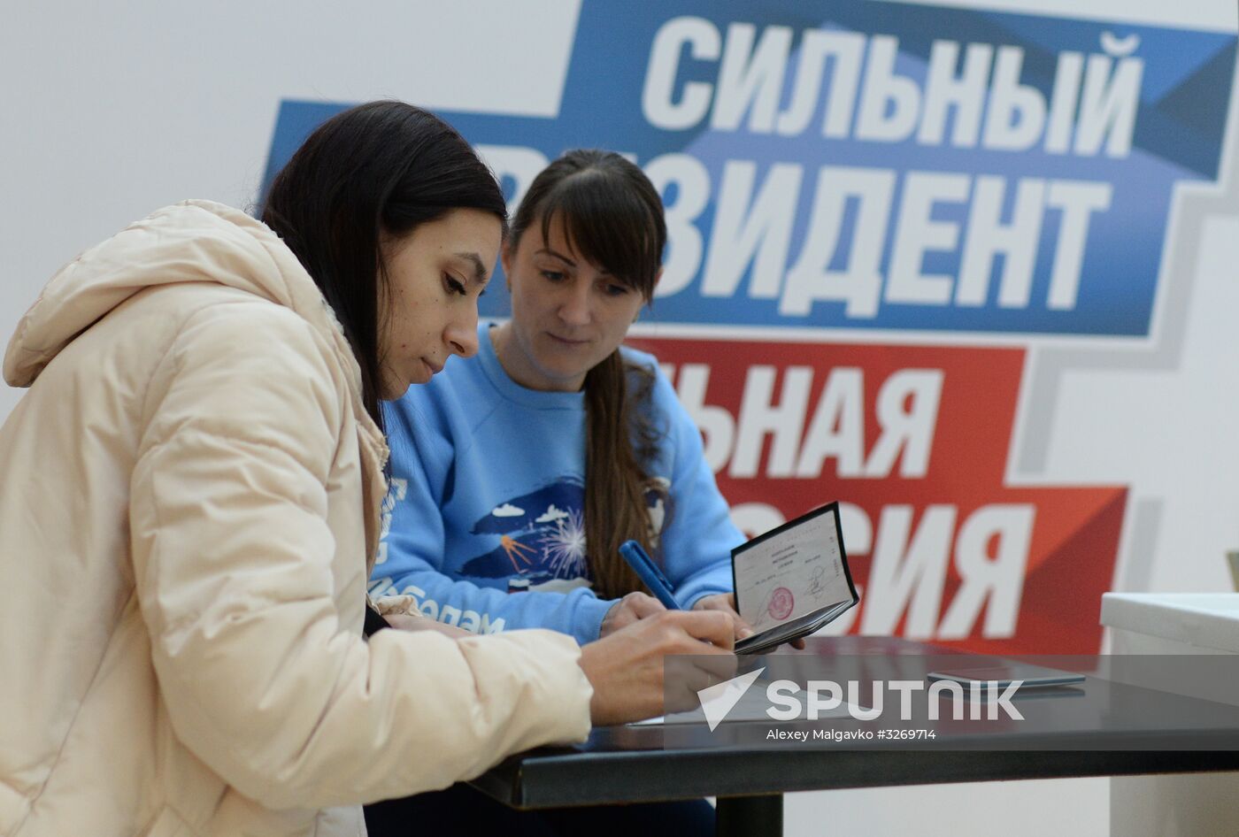 Collection of signatures supporting Vladimir Putin’s presidential bid is underway