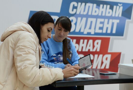Collection of signatures supporting Vladimir Putin’s presidential bid is underway