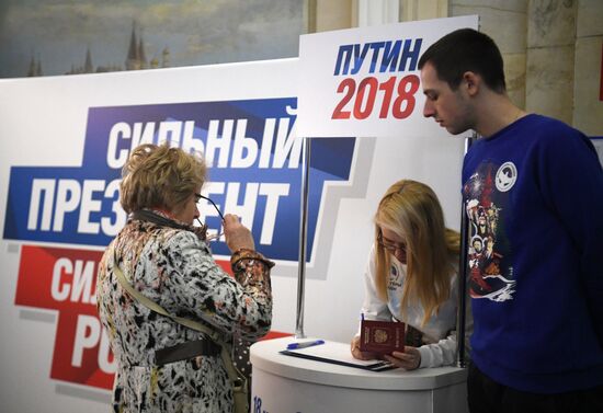 Collection of signatures supporting Vladimir Putin’s presidential bid is underway