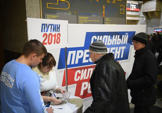 Collection of signatures supporting Vladimir Putin’s presidential bid is underway