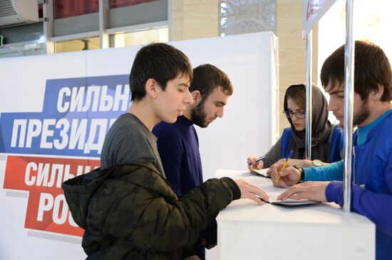 Collection of signatures supporting Vladimir Putin’s presidential bid is underway