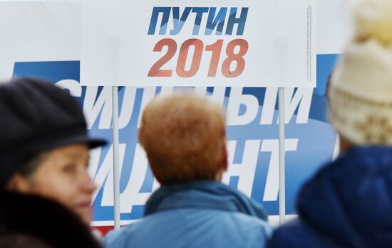 Signatures collected in Simferopol to support Putin's running for president