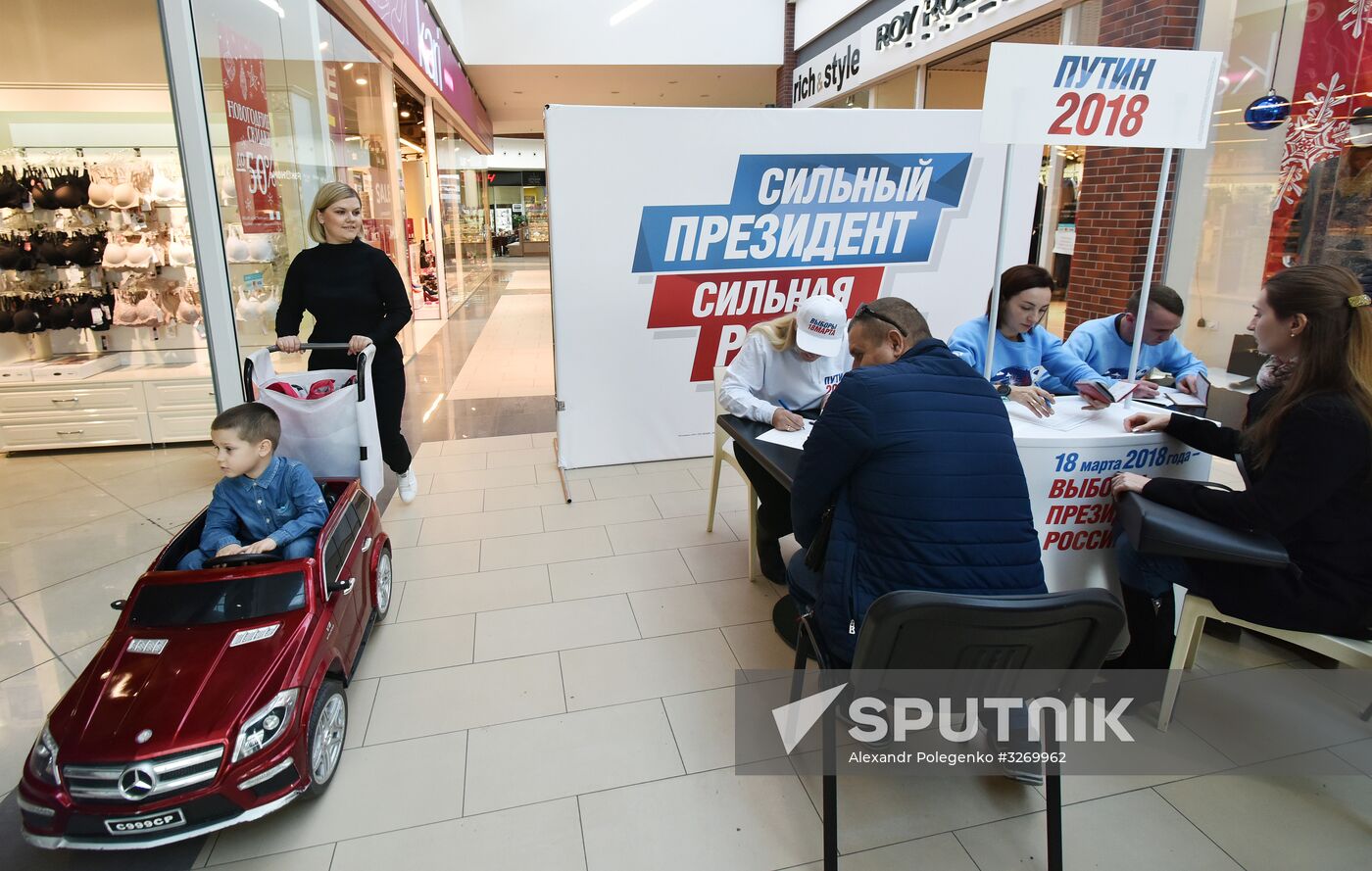 Signatures collected in Simferopol to support Putin's running for president