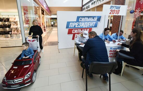 Signatures collected in Simferopol to support Putin's running for president