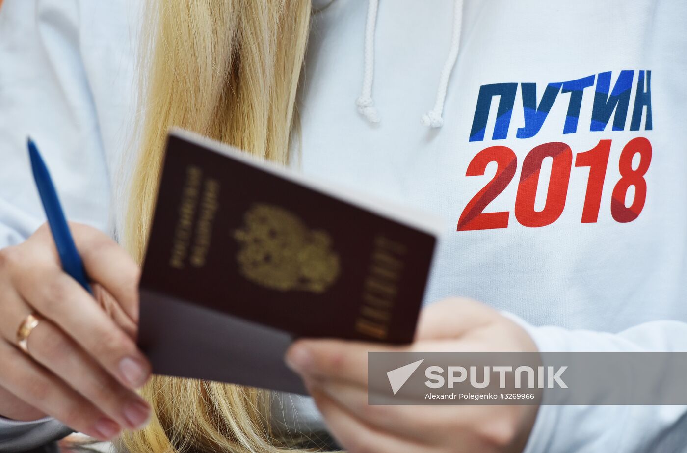 Signatures collected in Simferopol to support Putin's running for president