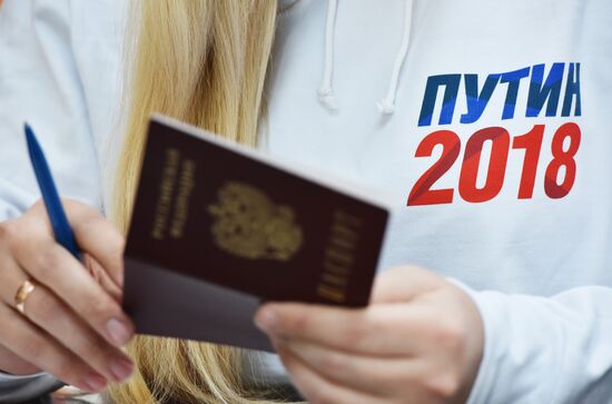 Signatures collected in Simferopol to support Putin's running for president