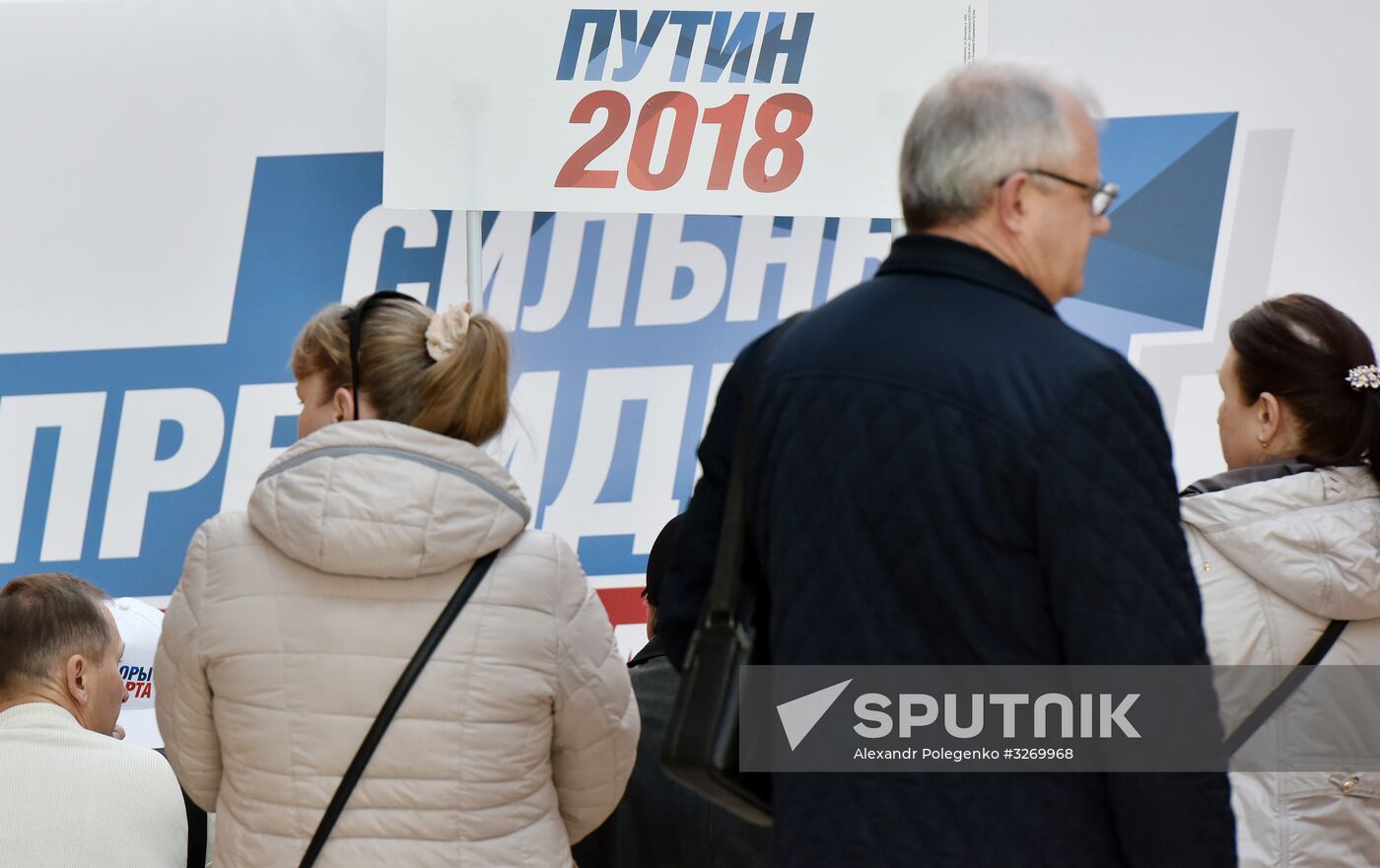 Signatures collected in Simferopol to support Putin's running for president