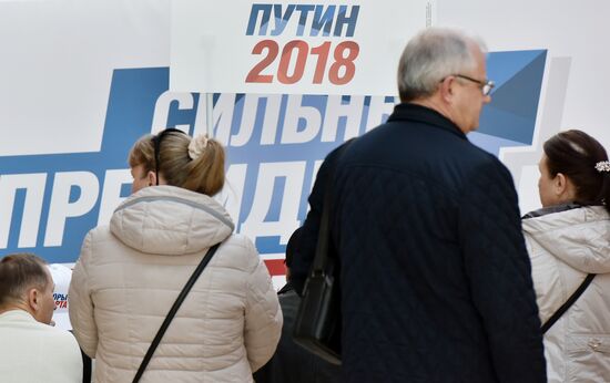 Signatures collected in Simferopol to support Putin's running for president
