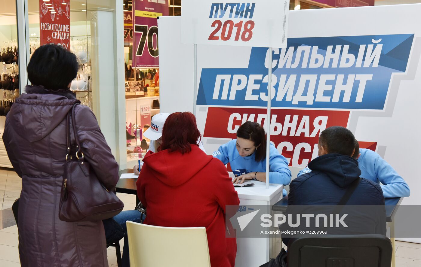 Signatures collected in Simferopol to support Putin's running for president