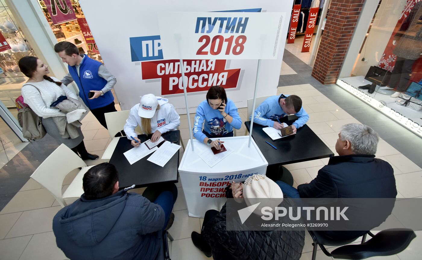 Signatures collected in Simferopol to support Putin's running for president