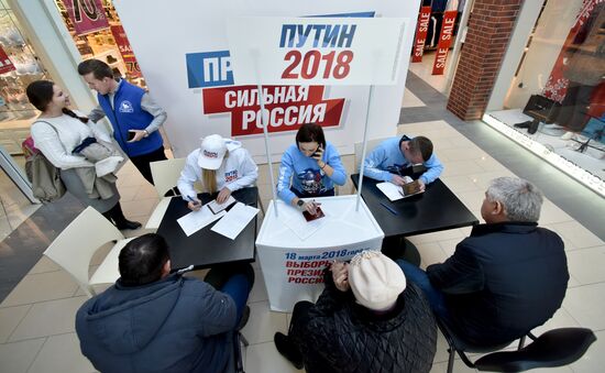 Signatures collected in Simferopol to support Putin's running for president