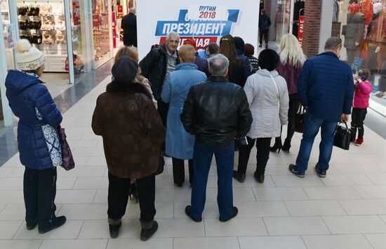 Signatures collected in Simferopol to support Putin's running for president