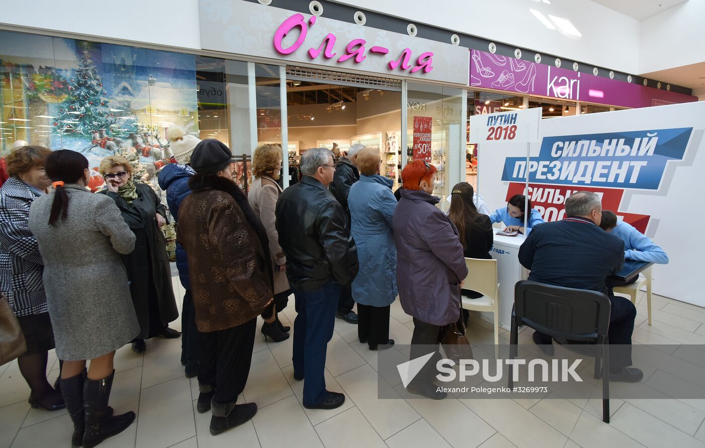 Signatures collected in Simferopol to support Putin's running for president