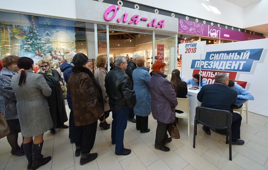 Signatures collected in Simferopol to support Putin's running for president