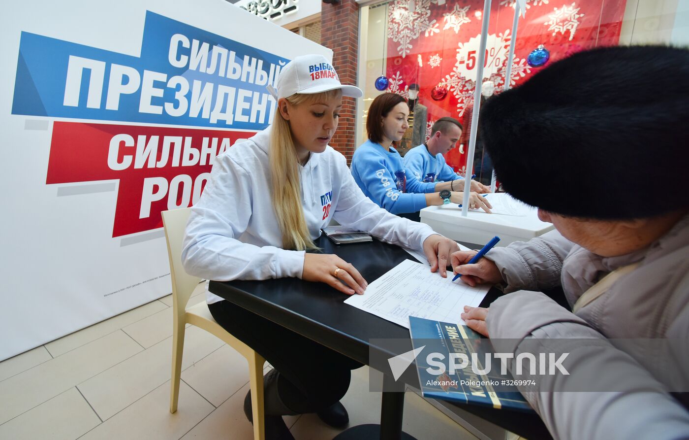Signatures collected in Simferopol to support Putin's running for president