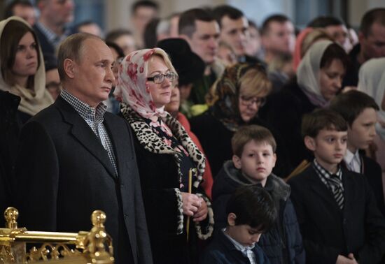 President Putin attends Christmas service