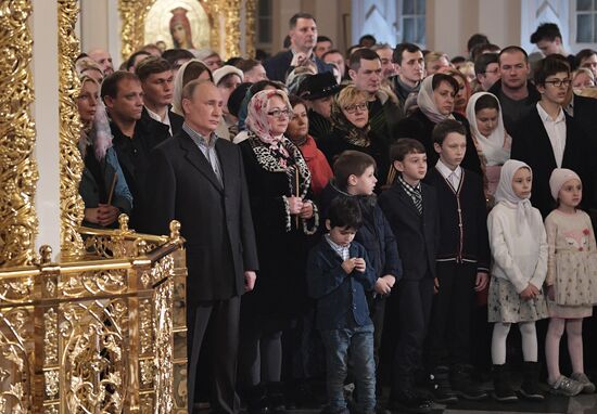 President Putin attends Christmas service