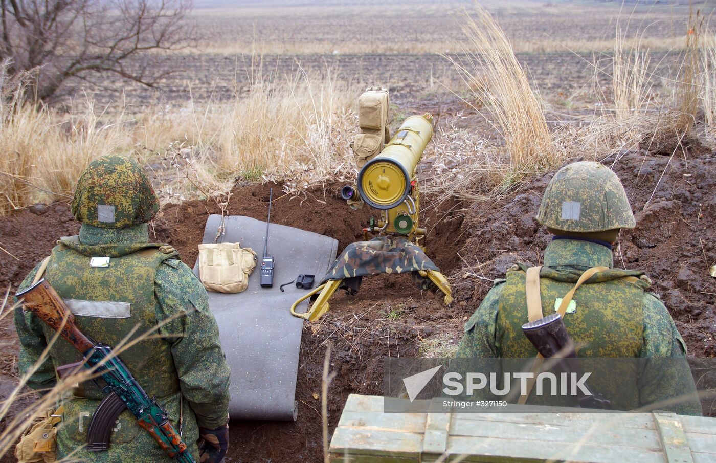 Presenting awards to LPR servicemen at demarcation line
