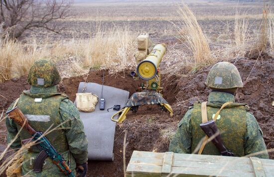Presenting awards to LPR servicemen at demarcation line