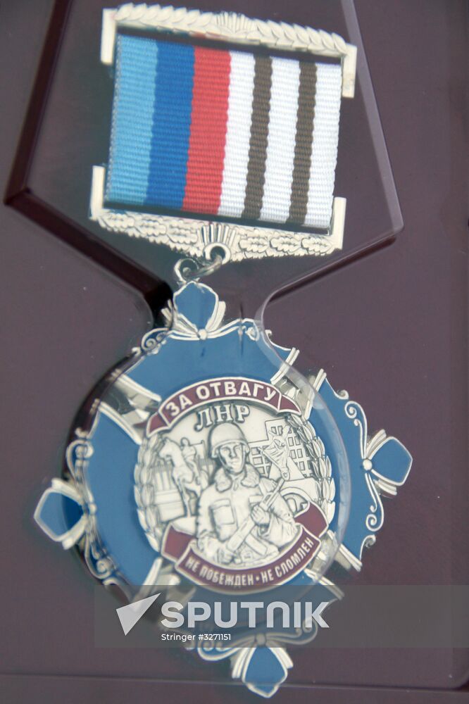 Presenting awards to LPR servicemen at demarcation line