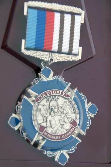 Presenting awards to LPR servicemen at demarcation line