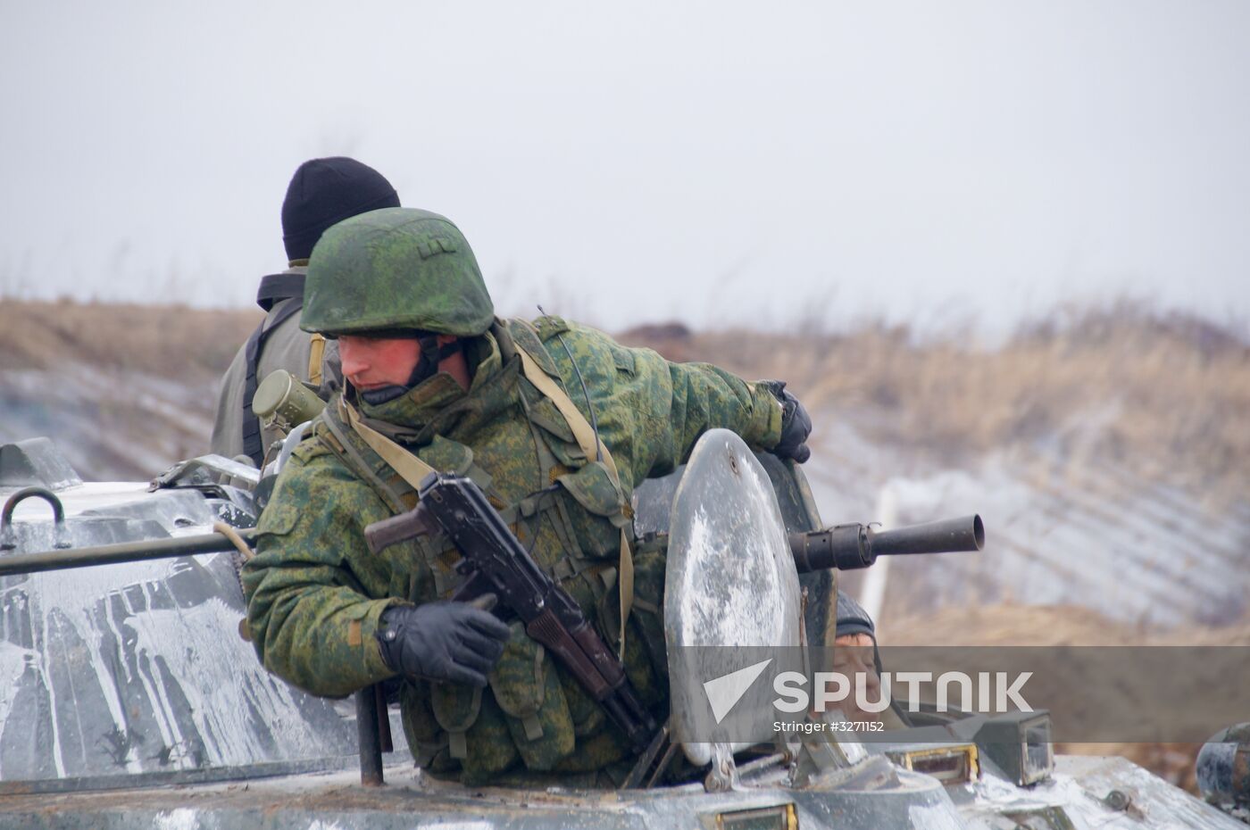 Presenting awards to LPR servicemen at demarcation line