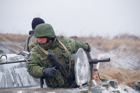 Presenting awards to LPR servicemen at demarcation line