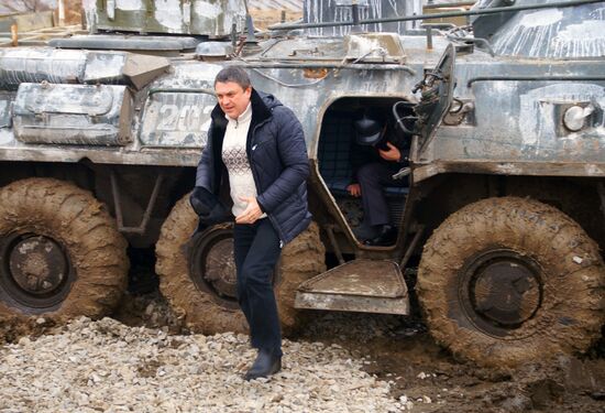 Presenting awards to LPR servicemen at demarcation line