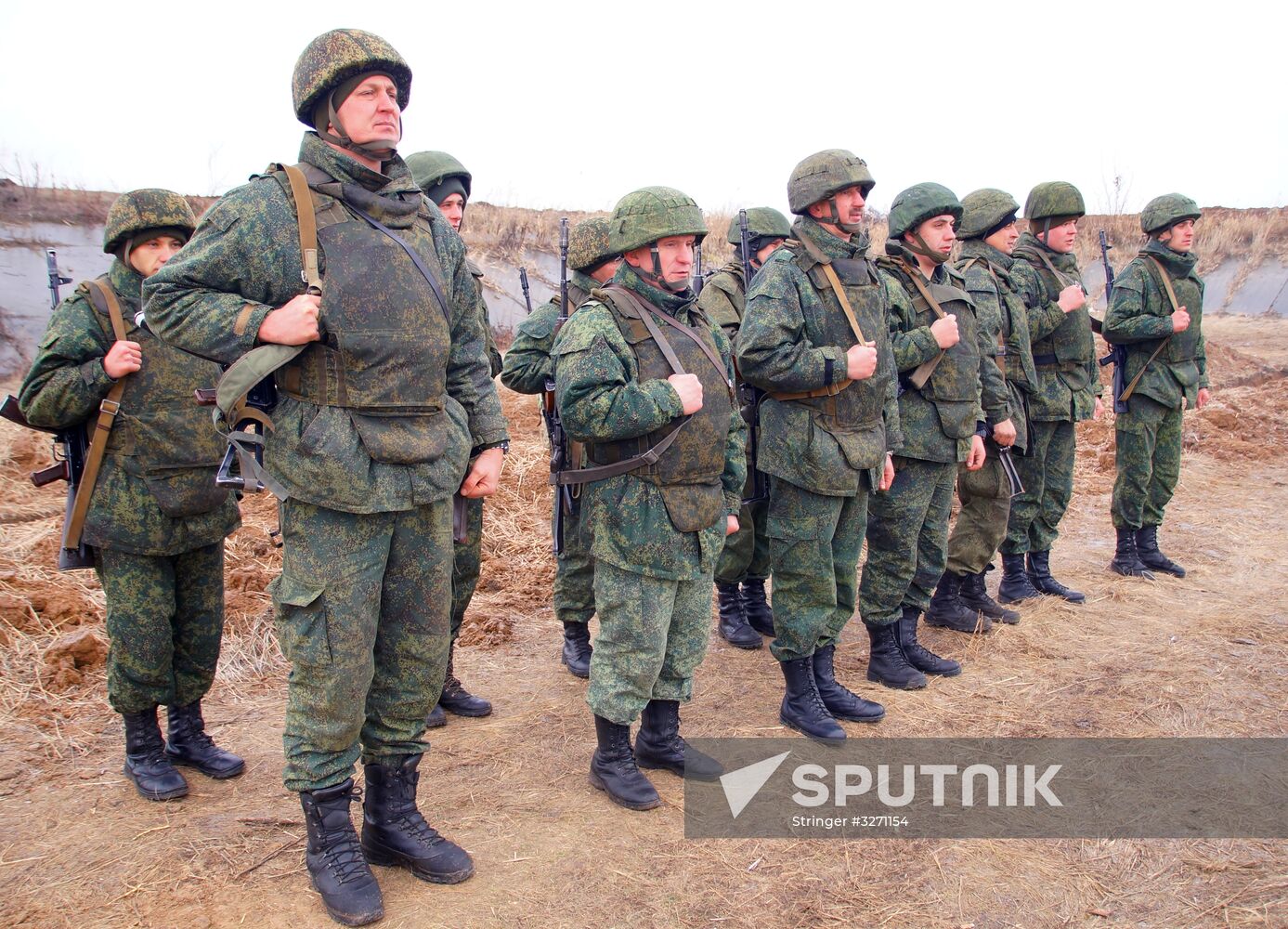 Presenting awards to LPR servicemen at demarcation line