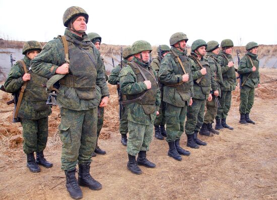 Presenting awards to LPR servicemen at demarcation line