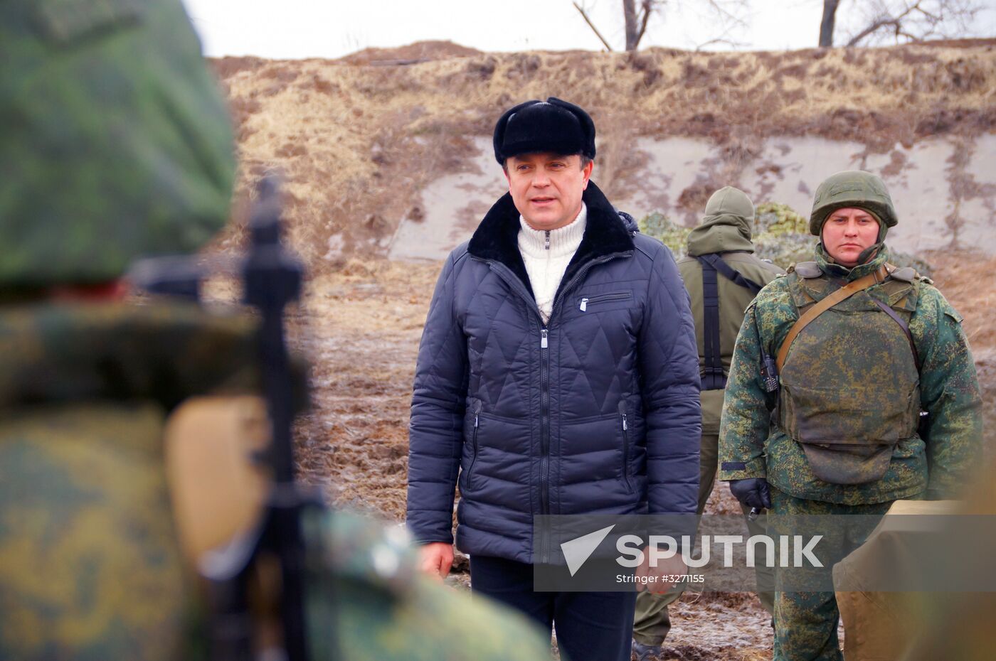 Presenting awards to LPR servicemen at demarcation line