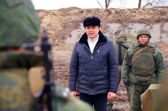 Presenting awards to LPR servicemen at demarcation line