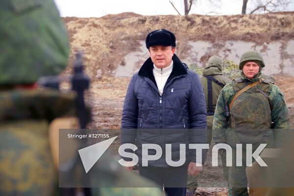 Presenting awards to LPR servicemen at demarcation line